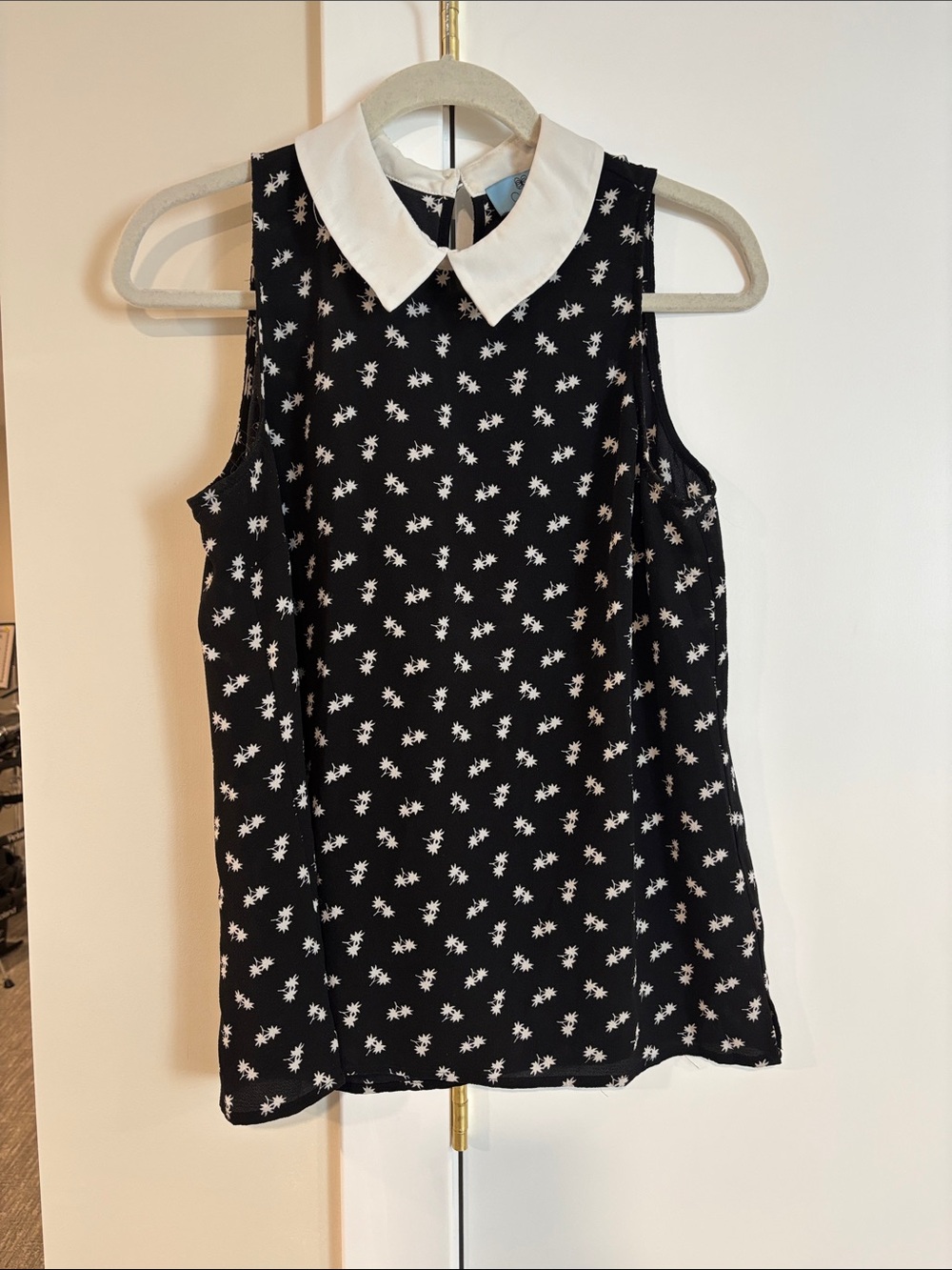 Sleeveless Black Daisy Print Top with White Peter Pan Collar